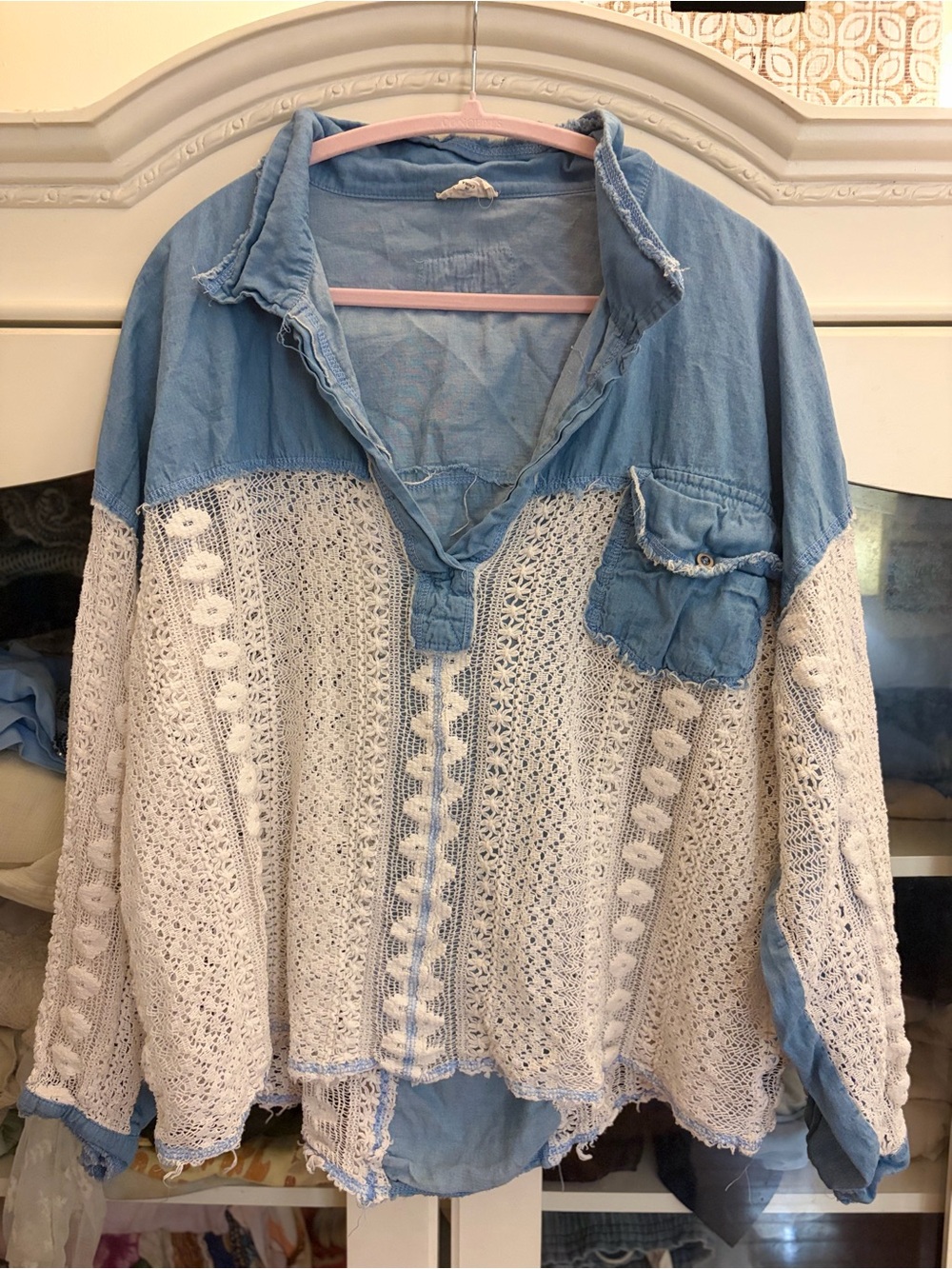 💙🤍POL Mixed Media Chambray + Crochet Lace Top — Size L This is one of those POL